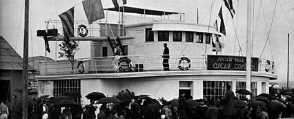 Ricordo dell'alzabandiera il giorno dell'inaugurazione 1936